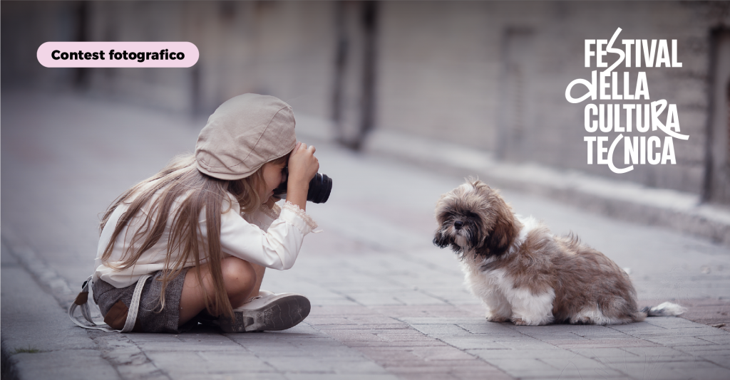 Foto di una bambina seduta a terra che scatta una foto a un cagnolino - con una macchina fotografica tradizionale. Sull'immagine il logo Festival della Cultura Tecnica e la scritta Contest fotografico
